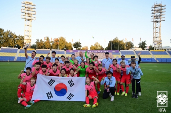 한국 여자 축구 대표팀이 우즈베키스탄전 승리 후 기념 촬영에 임하고 있다. /사진=대한축구협회 제공
