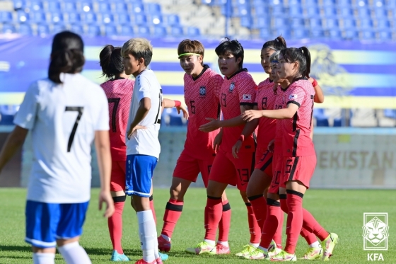 상대 자책골로 1-0을 만든 뒤 기뻐하는 한국 선수들. /사진=대한축구협회 제공