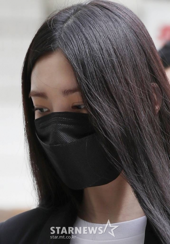 음주운전을 하다 교통사고를 낸 아이돌 그룹 애프터스쿨 출신 배우 리지(본명 박수영·29)가 27일 오전 서울 서초구 중앙지방법원에서 진행된 첫 공판에 출석하고 있다. 리지는 지난 5월 8일 오후 10시 12분쯤 서울 강남구 청담동 영동대교 남단 교차로 인근에서 앞서가는 택시를 들이받은 혐의로 적발됐다. 2021.09.27 /사진=김창현 기자 chmt@