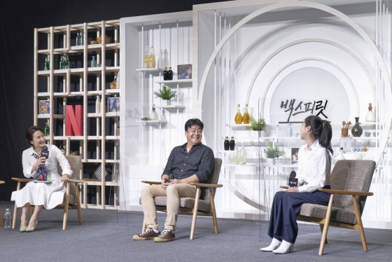 요리연구가 백종원, 박희연 PD가 27일 오전 온라인 생중계로 진행된 넷플릭스 예능 &#039;백스피릿&#039; 제작발표회에 참석해 질문에 답하고 있다.   백종원이 한국을 대표하는 다양한 분야의 사람들을 만나, 매회 다른 우리나라 술을 테마로 미처 몰랐던 술에 대한 모든 것과 인생을 이야기하는 넷플릭스 시리즈 &#039;백스피릿&#039;은 10월 1일 오픈된다. /사진제공=넷플릭스 2021.09.27 