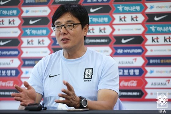 27일 U-23 대표팀 첫 소집훈련을 앞두고 화상 기자회견 중인 황선홍 신임 감독. /사진=대한축구협회