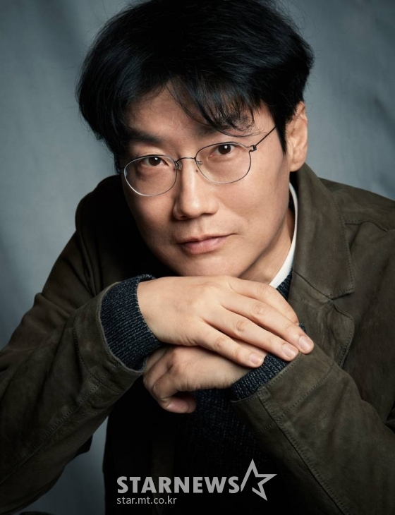 넷플릭스 오리지널 드라마 &#039;오징어게임&#039; 황동혁 감독이 28일 오전 진행된 온라인 라운드 인터뷰를 위해 포즈를 취하고 있다.   456억 원의 상금이 걸린 의문의 서바이벌에 참가한 사람들이 최후의 승자가 되기 위해 목숨을 걸고 극한의 게임에 도전하는 이야기를 담은 &#039;오징어게임&#039;은 넷플릭스 전세계 TV 프로그램 부문에서 1위를 차지하며 글로벌 인기를 누리고 있다. /사진제공=넷플릭스 2021.09.28 /사진=이동훈 기자 photoguy@