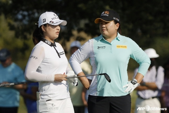 고진영(왼쪽)과 박인비가 LPGA 투어 숍라이트 클래식 3라운드에서 함께 라운딩을 하고 있다. /AFPBBNews=뉴스1