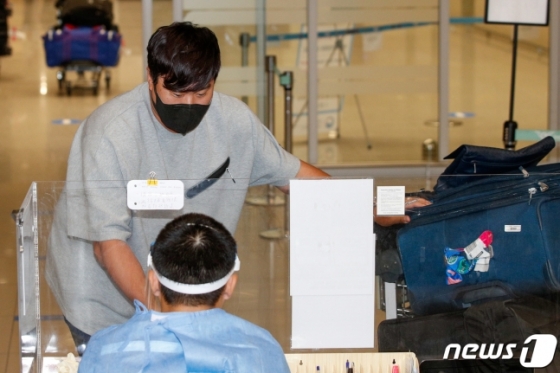 류현진이 9일 인천공항을 통해 귀국하고 있다. /사진=뉴스1
