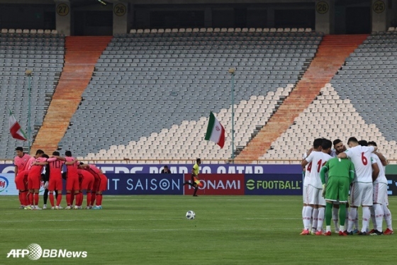 무관중 경기로 진행된 12일 한국-이란전에서 양팀 선수들이 경기 전 파이팅을 다짐하고 있다. /AFPBBNews=뉴스1