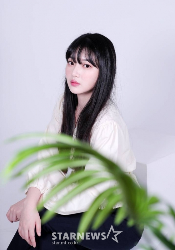배우 민채은이 14일 오후 스타뉴스에서 진행된 인터뷰에 앞서 포즈를 취하고 있다.  민채은은 최근 종영한 드라마 &#039;경찰수업&#039;에서 경찰대학 1학년 신입생 안해주 역을 연기했다. 안해주는 욕심 많고 강희(정수정 분)를 시기하면서도, 귀엽고 단순한 매력의 통통 튀는 캐릭터로 시청자들의 눈길을 사로잡았다. / 2021.10.14 /사진=김창현 기자 chmt@