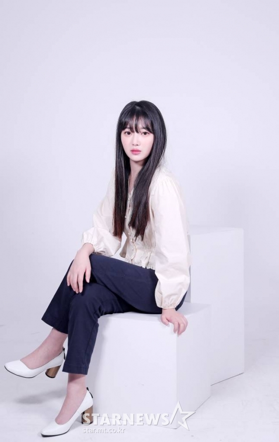 배우 민채은이 14일 오후 스타뉴스에서 진행된 인터뷰에 앞서 포즈를 취하고 있다.  민채은은 최근 종영한 드라마 &#039;경찰수업&#039;에서 경찰대학 1학년 신입생 안해주 역을 연기했다. 안해주는 욕심 많고 강희(정수정 분)를 시기하면서도, 귀엽고 단순한 매력의 통통 튀는 캐릭터로 시청자들의 눈길을 사로잡았다. / 2021.10.14 /사진=김창현 기자 chmt@