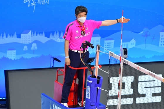 지난 8월 14일 한국전력과 현대캐피탈의 컵대회에서 핑크색 상의를 입은 최재효 주심./사진=KOVO