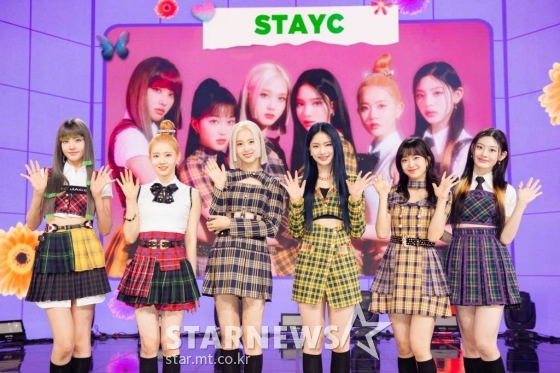 걸그룹 스테이씨가 6일 오후 온라인으로 진행된 첫 번째 미니앨범 'STEREOTYPE(스테레오타입)' 발매 기념 쇼케이스에서 포즈를 취하고 있다. 'STEREOTYPE'은 지난 4월 발매한 두 번째 싱글 'STAYDOM(스테이덤)' 이후 스테이씨가 5개월 만에 공개하는 신보이자 데뷔 후 처음 발표하는 미니앨범으로, 하이업엔터테인먼트 대표 프로듀서 블랙아이드필승과 전군이 전곡 프로듀싱을 맡았다. / 사진제공 = 하이업 엔터테인먼트 /사진=김창현 기자 chmt@