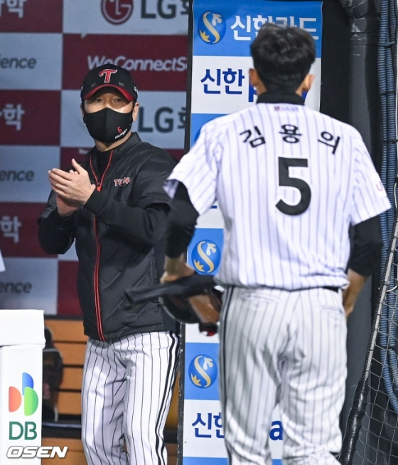 류지현(왼쪽) LG 감독이 21일 9회 동점 득점을 올린 김용의를 향해 박수를 쳐주고 있다.