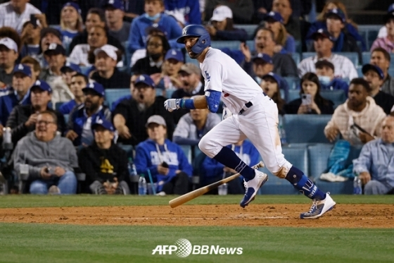LA 다저스의 크리스 테일러가 22일(한국시간) 애틀랜타와 5차전에서 2회말 투런포를 때리고 있다.  /AFPBBNews=뉴스1