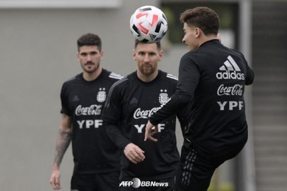 10월 13일 아르헨티나 대표팀에 소집된 알바레즈(오른쪽)가 리오넬 메시(가운데)와 함께 훈련을 하고 있다. /AFPBBNews=뉴스1