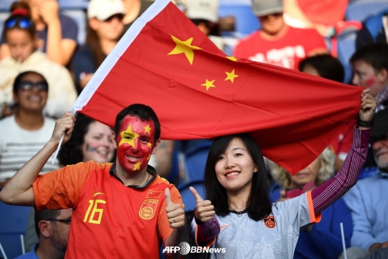 중국 축구 대표팀을 응원하는 서포터즈의 모습. /AFPBBNews=뉴스1