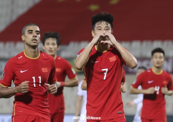 중국 축구 대표팀을 상징하는 우레이(오른쪽·7번)의 모습. /AFPBBNews=뉴스1