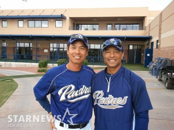 2011년 샌디에이고 연수 시절 전준호(왼쪽) 코치와 당시 로버츠 코치.  /사진=이상희 통신원 