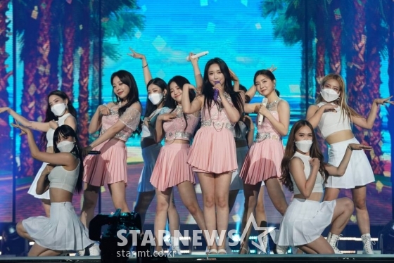 걸그룹 브레이브걸스가 17일 오후 서울 올림픽공원 SK올림픽핸드볼경기장에서 진행된 2021 다시 함께 K-POP 콘서트에서 멋진 무대를 펼치고 있다. /사진제공=한국매니지먼트연합 2021.07.17 /사진=이동훈 기자 photoguy@