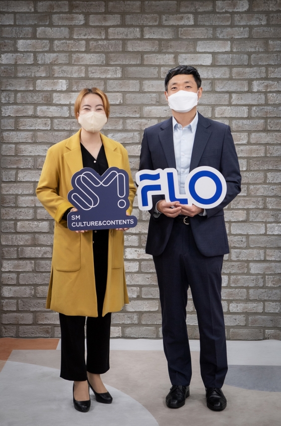 /사진=플로와 SM C&amp;C의 업무협약식에서 SM C&amp;C 이예지 스튜디오부문장,드림어스컴퍼니 김동훈 플랫폼사업부문장이 기념촬영을 하고 있다.