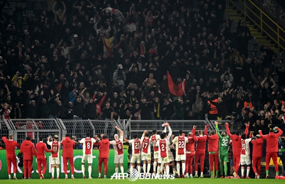 도르트문트 원정에서 3-1로 승리한 뒤 원정팬들과 인사를 나누고 있는 아약스 선수들. /AFPBBNews=뉴스1