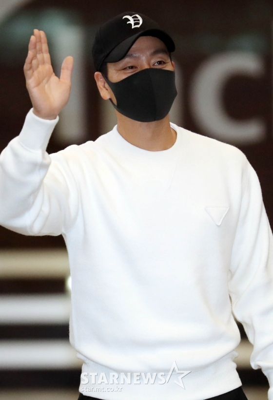 배우 박해수가 넷플릭스 &#039;오징어 게임&#039;의 해외 프로모션을 위해 4일 오후 인천국제공항을 통해 출국하고 있다. 2021.11.04 /사진=임성균 기자 tjdrbs23@