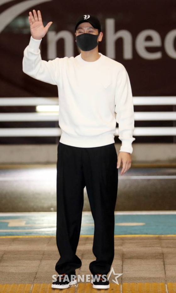 배우 박해수가 넷플릭스 &#039;오징어 게임&#039;의 해외 프로모션을 위해 4일 오후 인천국제공항을 통해 출국하고 있다. 2021.11.04 /사진=임성균 기자 tjdrbs23@