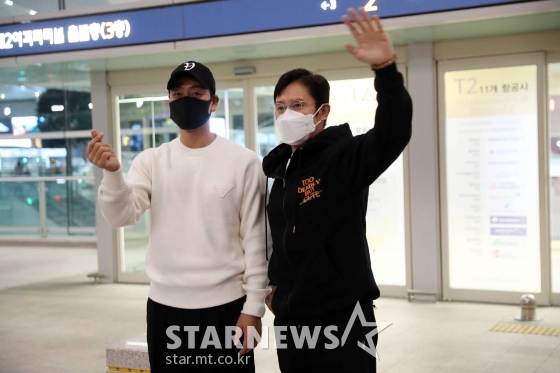 배우 이병헌과 박해수가 넷플릭스 &#039;오징어 게임&#039;의 해외 프로모션을 위해 4일 오후 인천국제공항을 통해 출국하고 있다. 2021.11.04 /사진=임성균 기자 tjdrbs23@