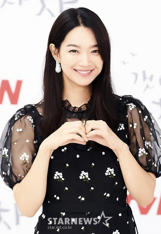 배우 신민아가 온라인으로 진행된 진행된 tvN 드라마 주말드라마 &#039;갯마을 차차차&#039; 제작발표회에 참석해 포토타임을 갖고 있다.  &#039;갯마을 차차차&#039;는 현실주의 치과의사 윤혜진과 만능 백수 홍반장이 짠내 사람내음 가득한 바닷마을 &#039;공진&#039;에서 벌이는 티키타카 힐링 로맨스다. / 사진제공 = CJ ENM 
