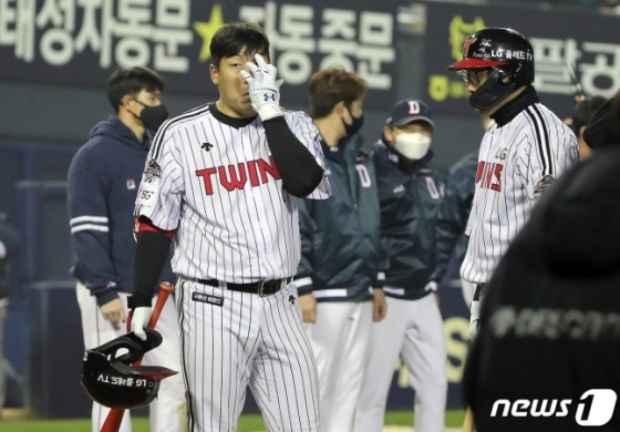 LG 김현수(왼쪽 두 번째)가 4일 두산과 준플레이오프 1차전에서 패한 후 아쉬워하고 있다. /사진=뉴스1