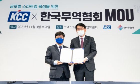 (왼쪽)이동기 한국무역협회 혁신성장본부장과 이웅노 KCC 경영전략부문장이 협약식을 마치고 기념사진을 촬영하고 있다