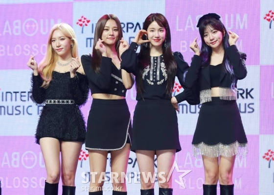 걸그룹 라붐이 3일 오후 서울 용산구 블루스퀘어에서 진행된 미니 앨범 3집 &#039;블라썸&#039;(BLOSSOM) 발매기념 쇼케이스에 앞서 포즈를 취하고 있다.   /사진=이동훈 기자 photoguy@