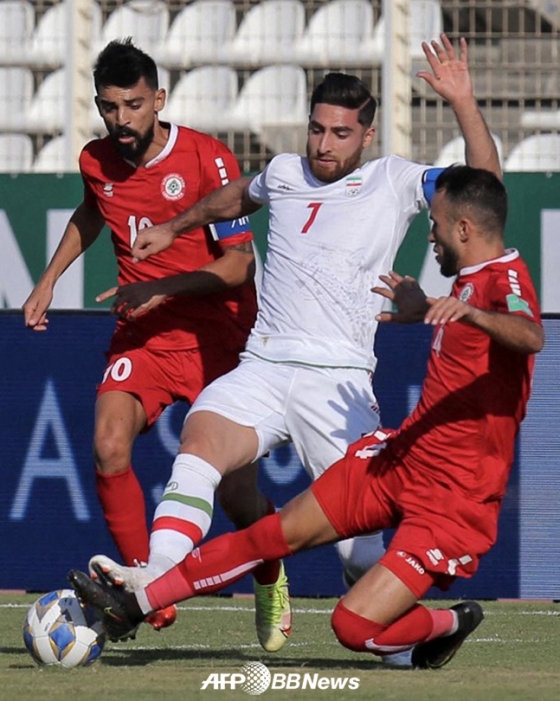 11일 레바논 사이다에서 열린 월드컵 최종예선에서 치열한 볼 경합중인 이란과 레바논 선수들. /AFPBBNews=뉴스1