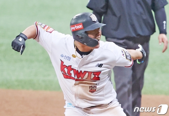 14일 한국시리즈 1차전에서 KT 강백호가 7회말 적시타를 터뜨린 후 포효하고 있다. /사진=뉴스1