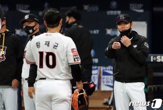 이강철 KT 감독(오른쪽)이 14일 한국시리즈 1차전 승리 후 황재균(두 번째)을 보며 미소짓고 있다. /사진=뉴스1