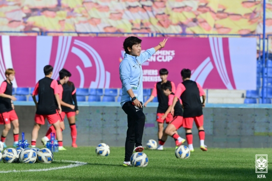 황인선(가운데) 감독. /사진=대한축구협회 제공