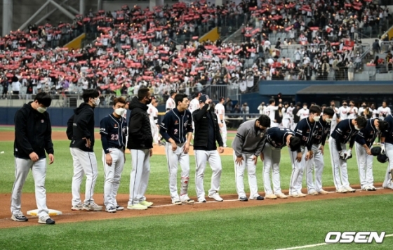 두산 선수들이 14일 KT와 한국시리즈 1차전에서 패한 뒤 관중들에게 인사하고 있다.