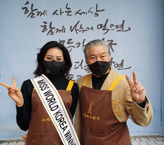 배우 한지일(사진 오른쪽)이 2021 미스월드 코리아 대상 홍태라와 봉사활동을 했다./사진제공=한지일