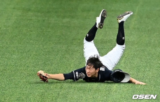 한국시리즈 1차전에서 '슈퍼맨 캐치'를 선보이고 있는 두산 정수빈.