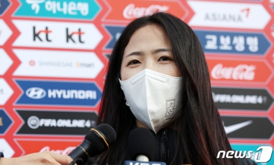 이민아가 22일 오후 경기도 파주 축구 국가대표 트레이닝센터(NFC)에서 열린 훈련에 앞서 취재진의 질문에 답변하고 있다. /사진=뉴스1