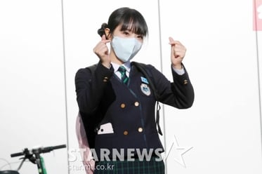 최예나 '교복이 귀여워!'