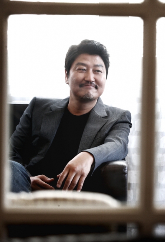 송강호가 김지운 감독의 신작 '거미집'으로 다시 호흡을 맞춘다.
