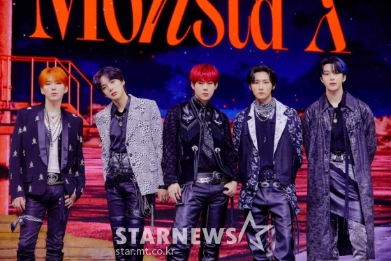 그룹 몬스타엑스가 19일 오전 온라인 생중계로 진행된  미니앨범 &#039;No Limit&#039;(노 리밋) 발매기념 쇼케이스에 앞서 포즈를 취하고 있다.  어떤 상황에도 &#039;한계 없는&#039; 가능성과 함께 무한 경쟁시대에서 더욱 빛나는 몬스타엑스의 정체성을 담은 앨범 &#039;No Limit&#039;은 19일 오후 2시에 공개된다. /사진제공=스타쉽엔터테인먼트 2021.11.19 /사진=이동훈 기자 photoguy@