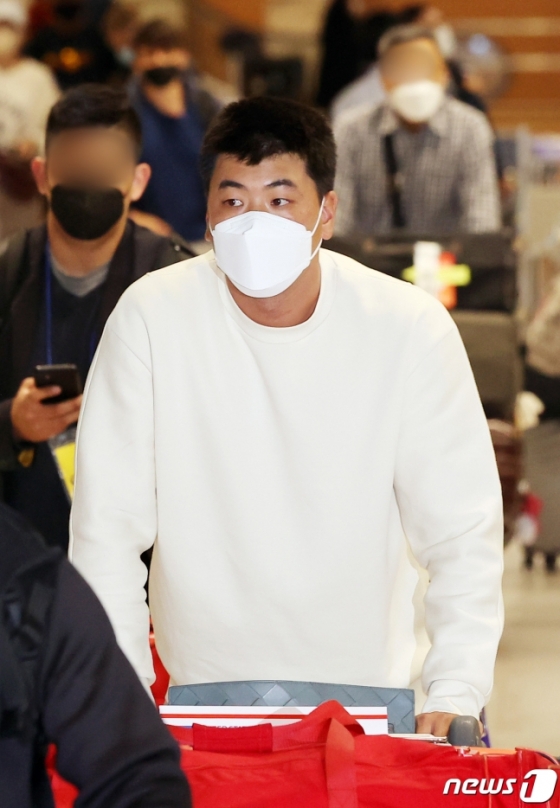김광현이 지난 10월 11일 인천국제공항 2터미널을 통해 귀국하고 있다./사진=뉴스1