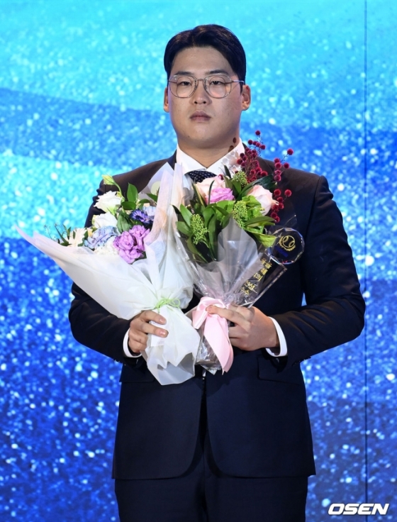 강백호가 2일 열린 '스포츠서울 올해의 상' 시상식에서 올해의 선수상을 수상했다.