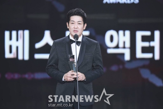 배우 허성태가 2일 오후 서울 강서구 등촌동 KBS 아레나에서 열린 2021 Asia Artist Awards (2021 아시아 아티스트 어워즈, 2021 AAA) 시상식에서 AAA 베스트 액터상을 수상하고 소감을 전하고 있다.  스타뉴스가 주최하고 AAA 조직위원회가 주관하는 AAA는 어디에서도 보지 못했던 새로운 무대를 선보이며 전 세계 팬들의 눈과 귀를 사로잡아 명실상부 NO.1 글로벌 시상식으로 거듭났다. /사진=AAA 기자 star@