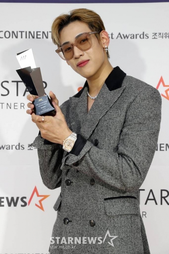 가수 뱀뱀이이 2일 오후 서울 강서구 KBS아레나에서 진행된 '2021 Asia Artist Awards(2021 아시아 아티스트 어워즈, 2021 AAA)' 시상식에서 AAA 베스트 아티스트상 가수부문을 수상하고 포즈를 취하고 있다. 스타뉴스가 주최하고 AAA 조직위원회가 주관하는 AAA는 어디에서도 보지 못했던 새로운 무대를 선보이며 전 세계 팬들의 눈과 귀를 사로잡아 명실상부 NO.1 글로벌 시상식으로 거듭났다. /사진=AAA 기자 star@