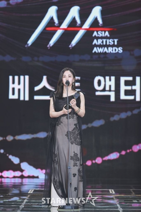 배우 박주미가 2일 오후 서울 강서구 등촌동 KBS 아레나에서 열린 2021 Asia Artist Awards (2021 아시아 아티스트 어워즈, 2021 AAA) 시상식에서 AAA 베스트 액터상을 수상하고 소감을 전하고 있다. 스타뉴스가 주최하고 AAA 조직위원회가 주관하는 AAA는 어디에서도 보지 못했던 새로운 무대를 선보이며 전 세계 팬들의 눈과 귀를 사로잡아 명실상부 NO.1 글로벌 시상식으로 거듭났다. /사진=AAA 기자 star@