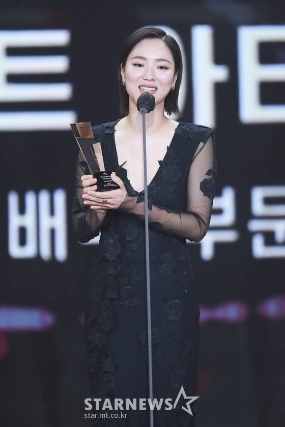 배우 전여빈이 2일 오후 서울 강서구 등촌동 KBS 아레나에서 열린 2021 Asia Artist Awards (2021 아시아 아티스트 어워즈, 2021 AAA) 시상식에서 AAA 베스트 아티스트 배우 부문을 수상하고 소감을 전하고 있다. 스타뉴스가 주최하고 AAA 조직위원회가 주관하는 AAA는 어디에서도 보지 못했던 새로운 무대를 선보이며 전 세계 팬들의 눈과 귀를 사로잡아 명실상부 NO.1 글로벌 시상식으로 거듭났다. /사진=AAA 기자 star@