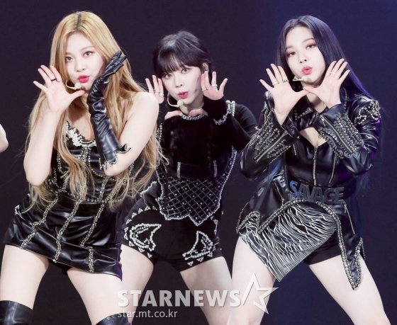 걸그룹 에스파(aespa) 닝닝, 윈터, 카리나가 2일 오후 중계된 2021 Asia Artist Awards(2021 아시아 아티스트 어워즈, 2021 AAA) 시상식에서 멋진 무대를 선보이고 있다. 스타뉴스가 주최하고 AAA 조직위원회가 주관하는 AAA는 어디에서도 보지 못했던 새로운 무대를 선보이며 전 세계 팬들의 눈과 귀를 사로잡아 명실상부 NO.1 글로벌 시상식으로 거듭났다. /사진=AAA 기자 star@