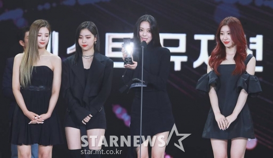 걸그룹 ITZY가 2일 오후 서울 강서구 등촌동 KBS 아레나에서 열린 2021 Asia Artist Awards (2021 아시아 아티스트 어워즈, 2021 AAA) 시상식에서 AAA 베스트 뮤지션상을 수상하고 소감을 전하고 있다. 스타뉴스가 주최하고 AAA 조직위원회가 주관하는 AAA는 어디에서도 보지 못했던 새로운 무대를 선보이며 전 세계 팬들의 눈과 귀를 사로잡아 명실상부 NO.1 글로벌 시상식으로 거듭났다. /사진=AAA 기자 star@