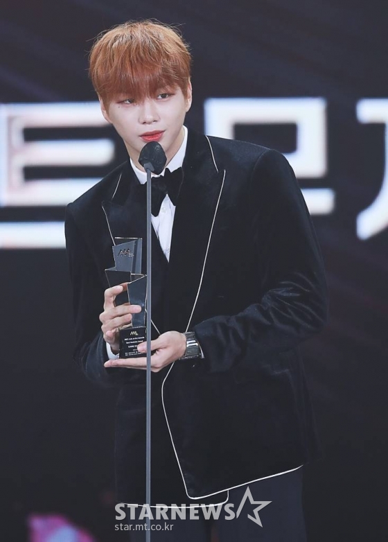 가수 강다니엘이 2일 오후 서울 강서구 등촌동 KBS 아레나에서 열린 2021 Asia Artist Awards (2021 아시아 아티스트 어워즈, 2021 AAA) 시상식에서 AAA 베스트 뮤지션상을 수상하고 소감을 전하고 있다.  스타뉴스가 주최하고 AAA 조직위원회가 주관하는 AAA는 어디에서도 보지 못했던 새로운 무대를 선보이며 전 세계 팬들의 눈과 귀를 사로잡아 명실상부 NO.1 글로벌 시상식으로 거듭났다. /사진=AAA 기자 star@