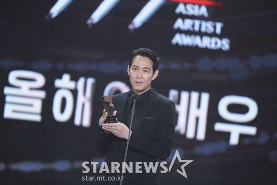 배우 이정재가 2일 오후 서울 강서구 등촌동 KBS 아레나에서 열린 2021 Asia Artist Awards (2021 아시아 아티스트 어워즈, 2021 AAA) 시상식에서 AAA 올해의 배우상을 수상하고 소감을 전하고 있다. 스타뉴스가 주최하고 AAA 조직위원회가 주관하는 AAA는 어디에서도 보지 못했던 새로운 무대를 선보이며 전 세계 팬들의 눈과 귀를 사로잡아 명실상부 NO.1 글로벌 시상식으로 거듭났다. /사진=AAA 기자 star@